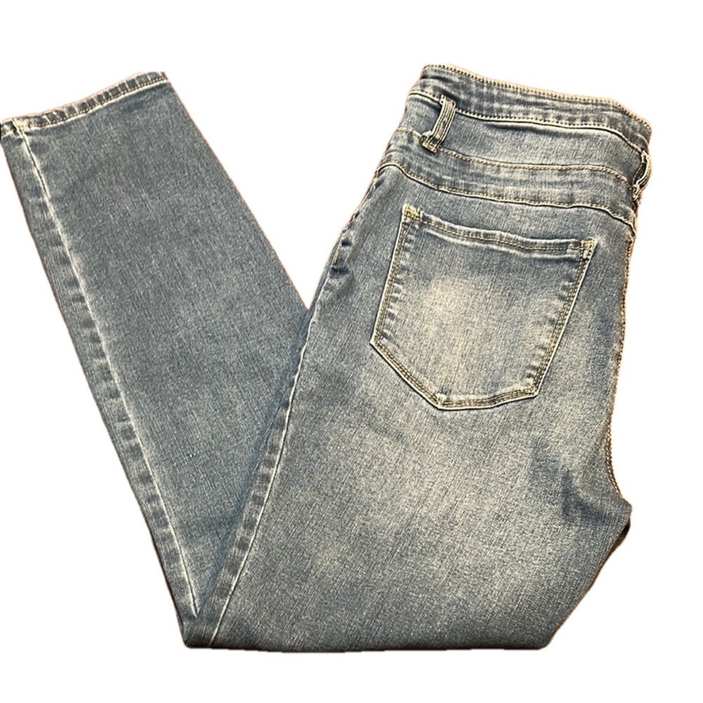 REFUGE Gray Skinny Leg Distressed Jeans
Size 10